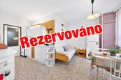 Prodej prostorného, udržovaného a upraveného, DV bytu 2+1, užitná plocha 62 m2, s obytnou halou a šatnou, ulice Větrná, České Budějovice, cena 4250000 CZK / objekt, nabízí 