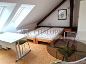 Pronájem zděného bytu 1+1, podkroví, ul. Žižkova tř., 3. NP, České Budějovice, 38 m2, cena 10900 CZK / objekt / měsíc, nabízí 