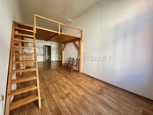 Pronájem bytu 2+kk s mezonetem, centrum ČB - Krajinská ul., cena 11500 CZK / objekt / měsíc, nabízí HANZLÍKOVÁ REALITY s.r.o.