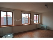Pronájem prostorného zrekonstruovaného bytu 1+kk, Fr. Šrámka (č.6), cena 12000 CZK / objekt / měsíc, nabízí HANZLÍKOVÁ REALITY s.r.o.
