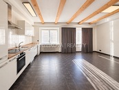 Prodej bytu 3+kk s balkonem do vnitrobloku, 66 m2 + 5 m2, Komenského ulice, České Budějovice, cena 6600000 CZK / objekt, nabízí 