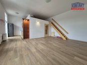 Pronájem zděného bytu 1kk s balkónem v žádané lokalitě ulice Komenského, České Budějovice, cena 11000 CZK / objekt / měsíc, nabízí 