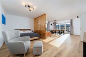 Jednotka o dvou apartmánech (2+kk a 1+kk) s vlastním vchodem a zahradou, cena 8790000 CZK / objekt, nabízí 